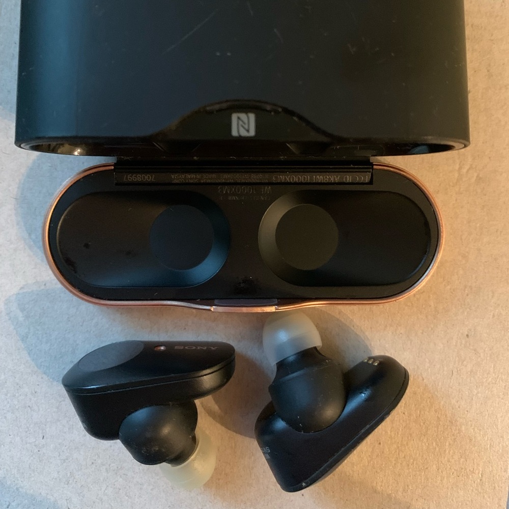 Sony WF-1000XM3 Earbuds Bluetooth and noise cancelling. Used